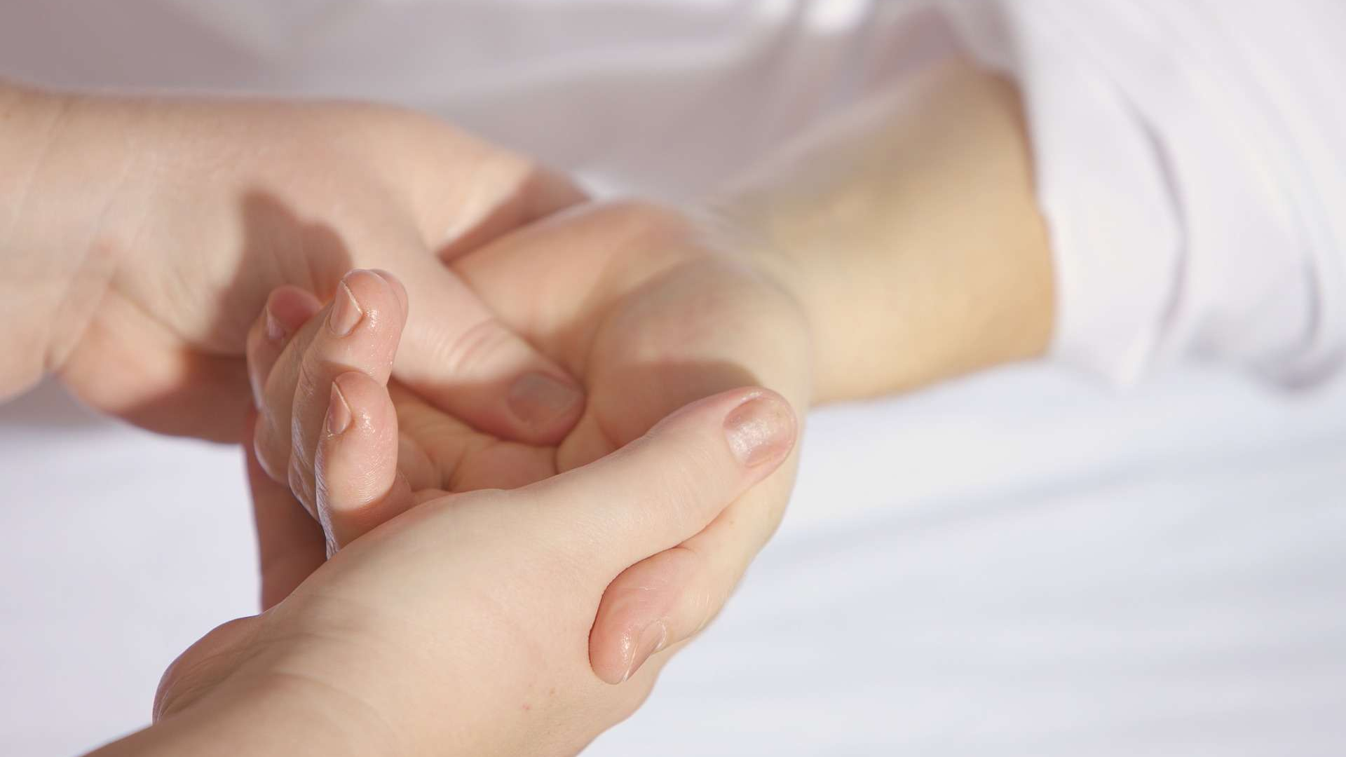 Massage bấm huyệt bàn tay có thể hỗ trợ điều trị bệnh gì? - Nhà thuốc FPT Long Châu