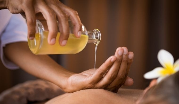 Massage bằng dầu thơm hiệu quả như spa tại nhà 1