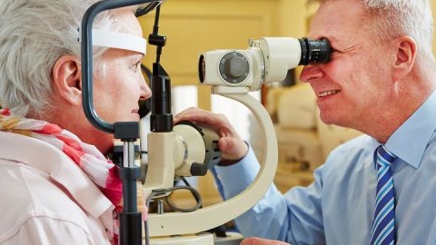 Thủy tinh thể quá mềm ảnh hưởng đến khả năng nhìn xa của mắt lão thị không?
