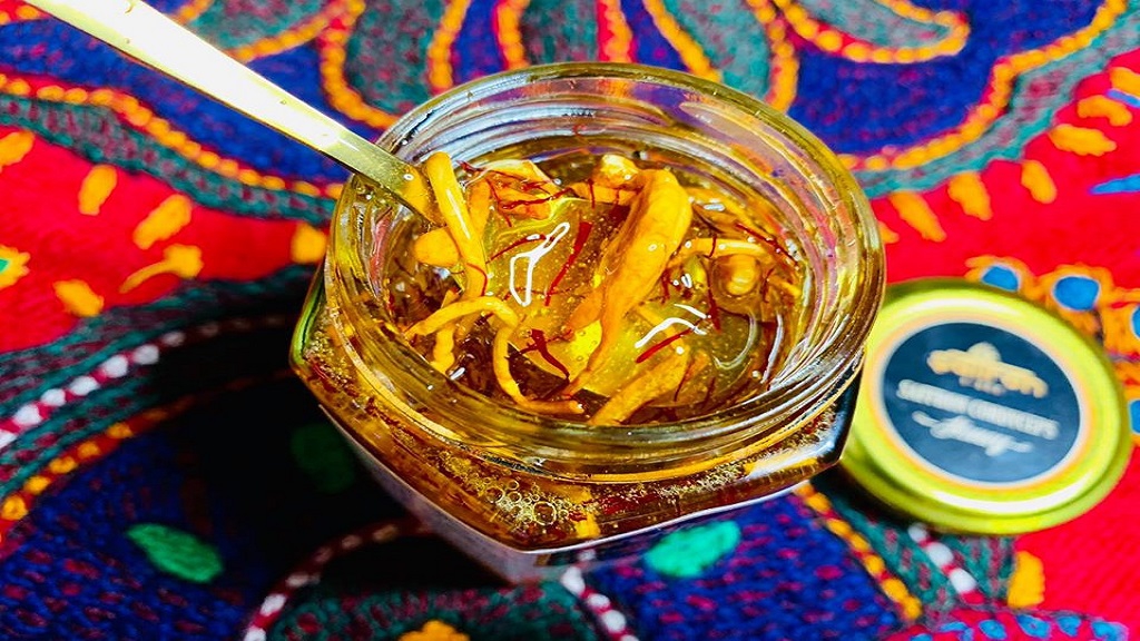 Làm thế nào để ngâm saffron với mật ong và đông trùng hạ thảo?