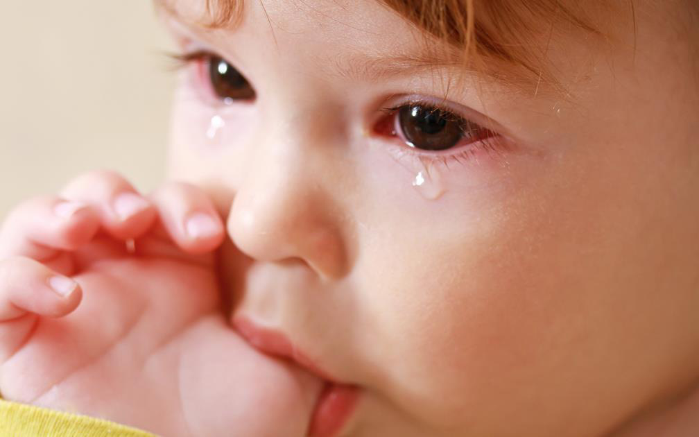Viêm kết mạc có thể gây ra sự sưng mắt ở trẻ sơ sinh?
