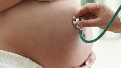Mẹo dân gian nào được sử dụng để kích thích núm vú khi thai quá ngày? 
