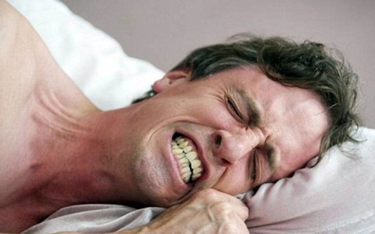Thức uống chứa caffeine có ảnh hưởng đến tình trạng ngủ nghiến răng không?
