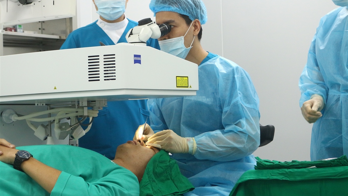 Quá trình phẫu thuật mổ mắt lác diễn ra như thế nào?
