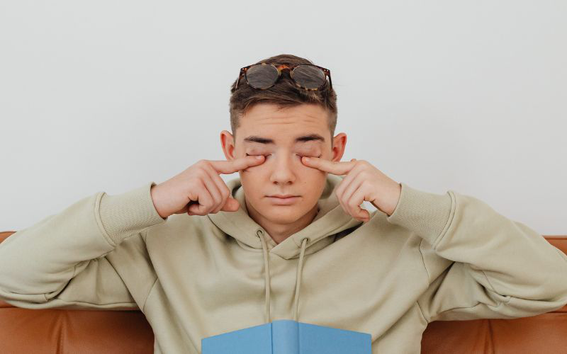 Những người có thói quen dụi mắt sẽ có nguy cơ cao bị lẹo mắt hơn