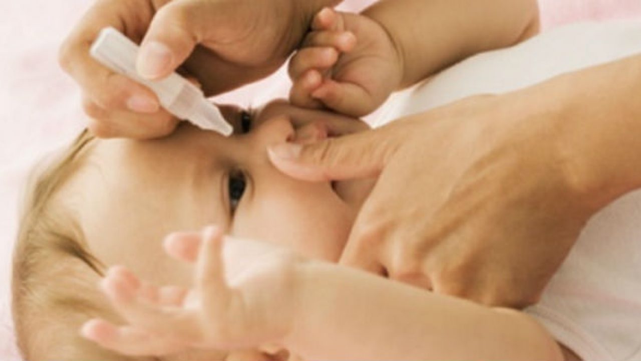 Thuốc nhỏ mắt Natri Clorid 0,9% được sử dụng trong trường hợp nào cho trẻ sơ sinh?
