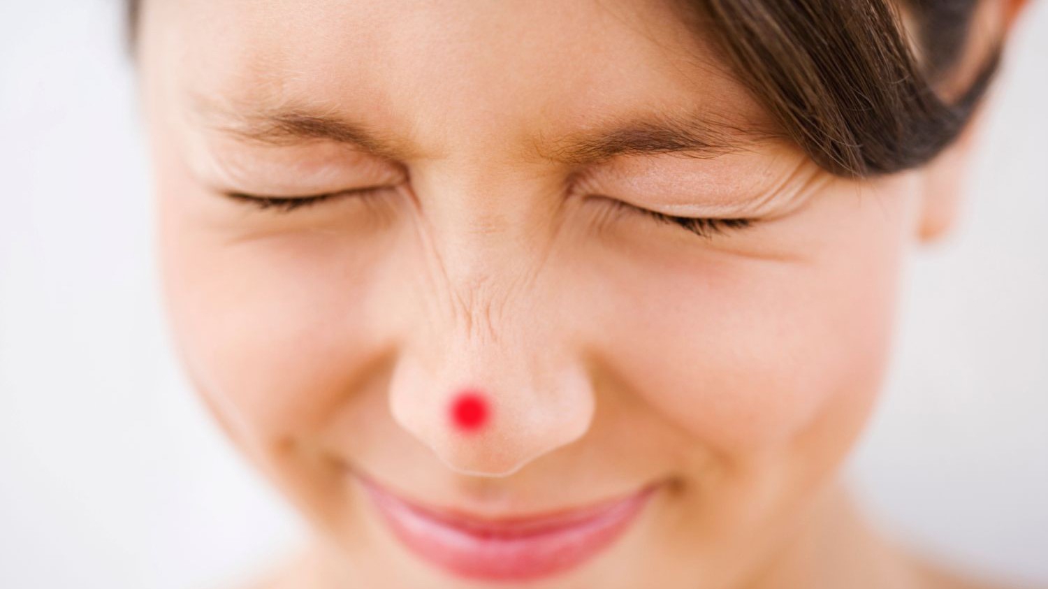Cách chăm sóc da hàng ngày để ngăn ngừa mụn ẩn ở mũi?
