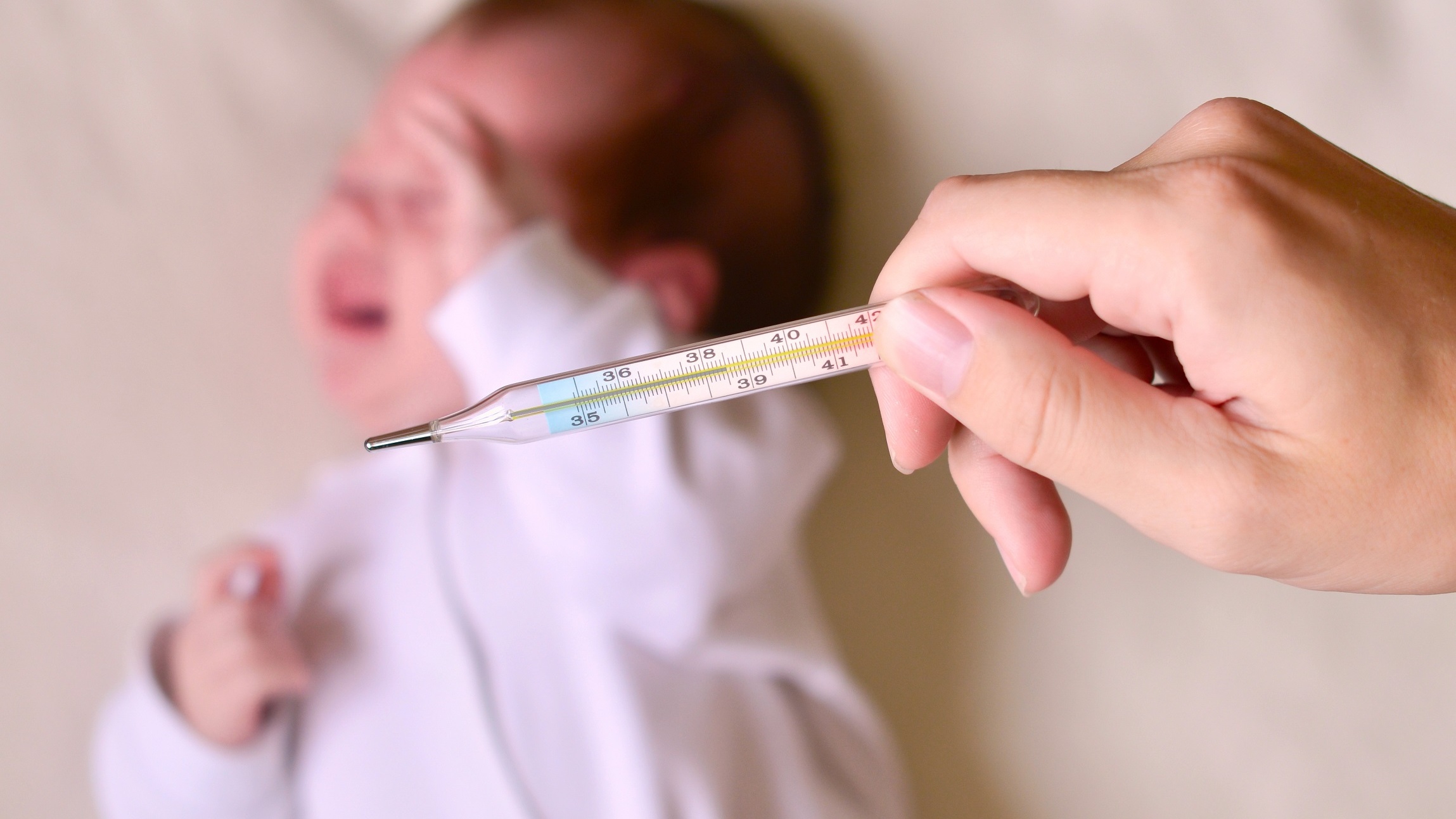 Trẻ bị nấm miệng có triệu chứng sốt không?