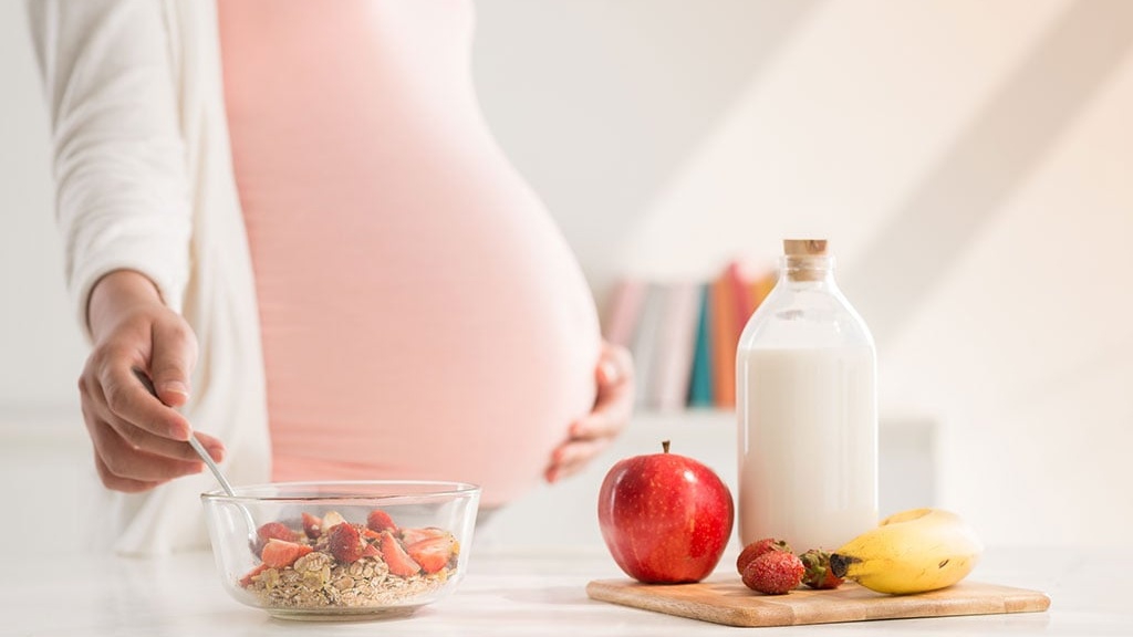 Bên cạnh thiếu cân, những rủi ro gì có thể xảy ra nếu thai nhi không tăng cân đủ trong tháng cuối?

