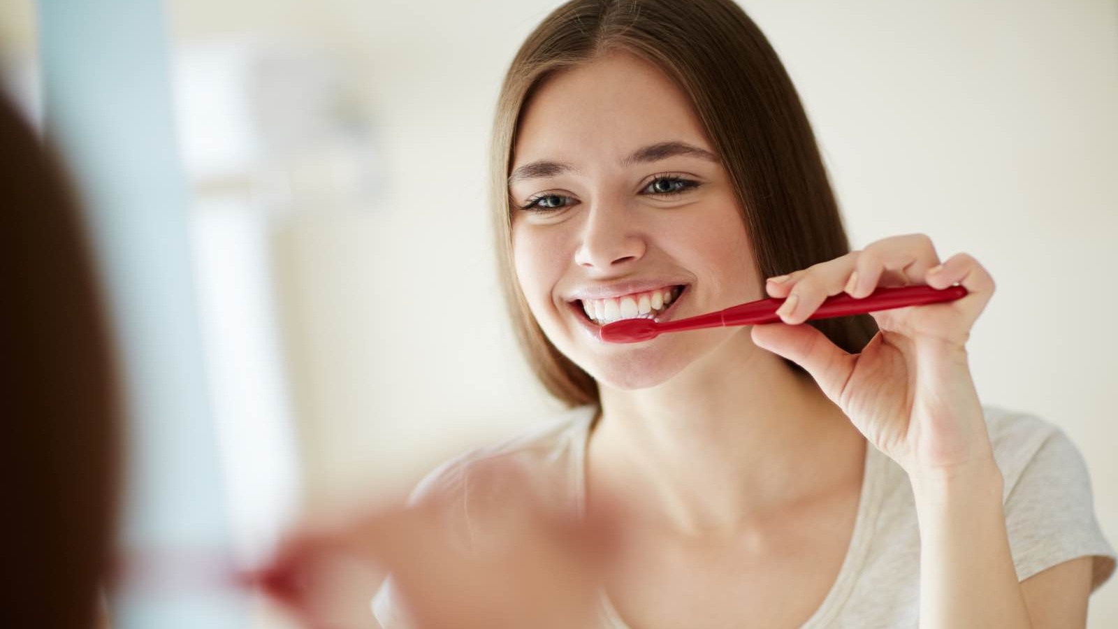 Kem đánh răng Lavera có thành phần từ thiên nhiên giúp bảo vệ răng sứ như thế nào?
