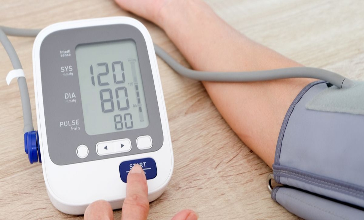 Nếu có bị đau tay, có nên sử dụng máy đo huyết áp cổ tay?
