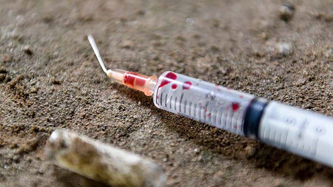 Trường hợp đạp kim tiêm không tạo ra máu, có tồn tại nguy cơ lây nhiễm HIV không?
