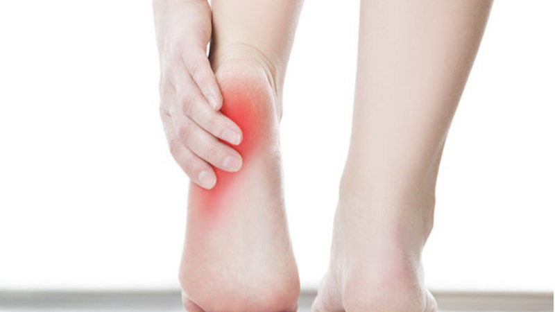 Ngủ dậy bị đau gót chân: Triệu chứng, nguyên nhân và cách khắc phục 3