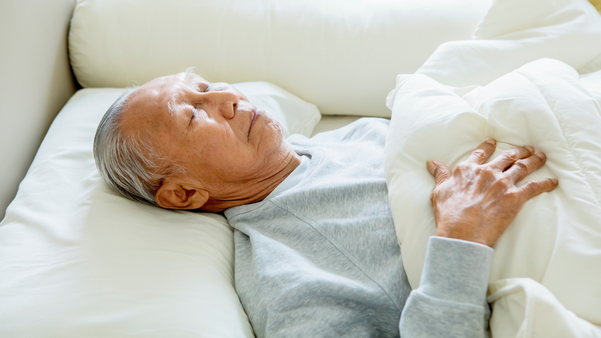 Ngủ nhiều có thể là dấu hiệu của sa sút trí tuệ ở người già không?
