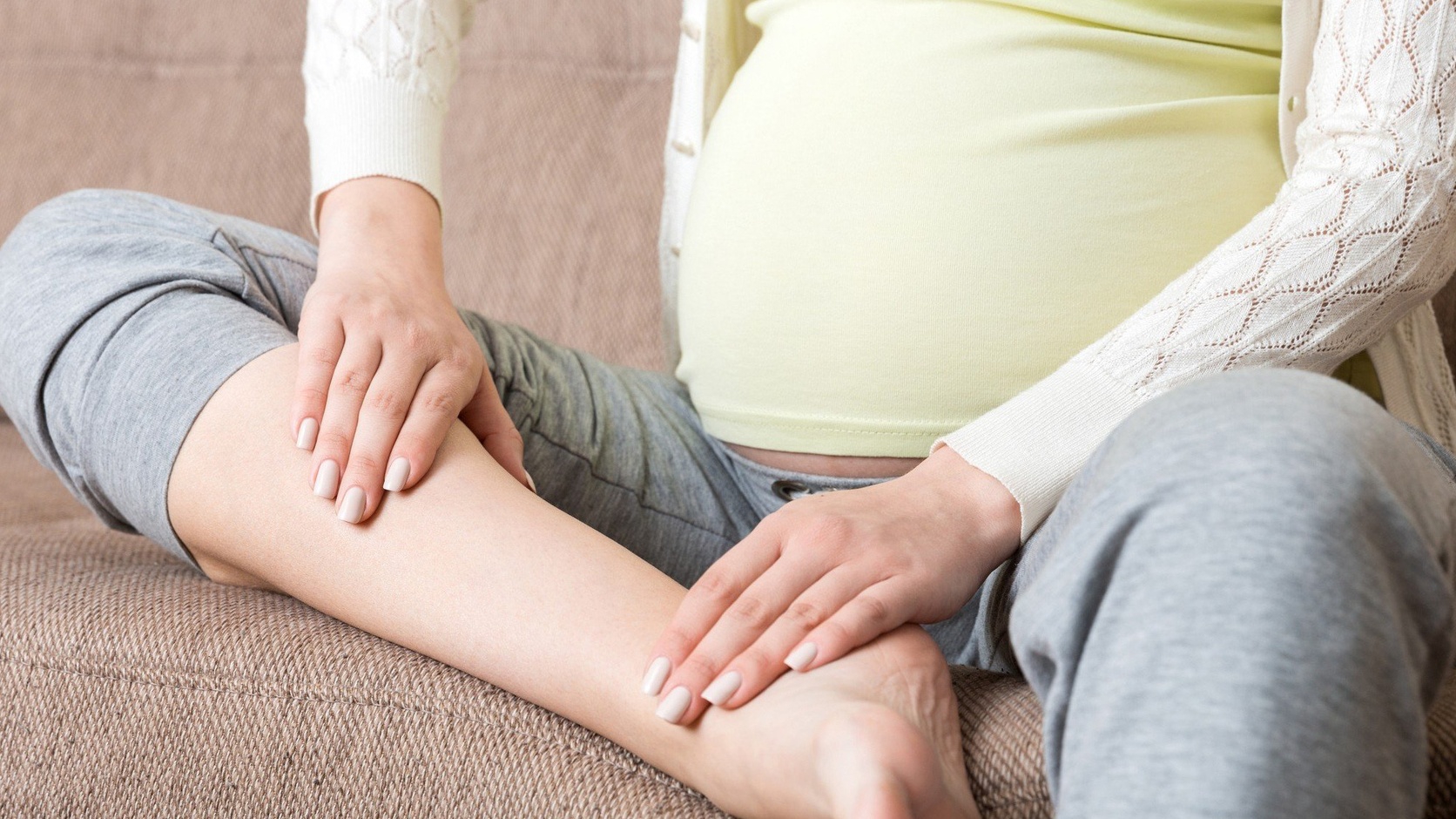 Vì sao bà bầu thường bị đau bắp chân trong 3 tháng cuối thai kỳ?
