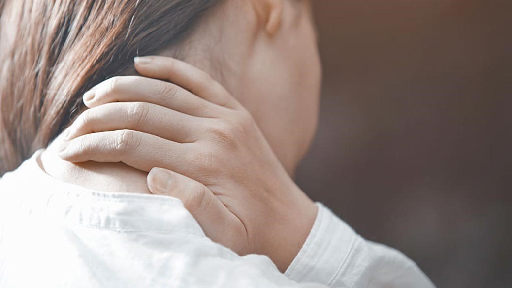 Nguyên nhân, dấu hiệu và cách điều trị bệnh đau khớp vai cổ