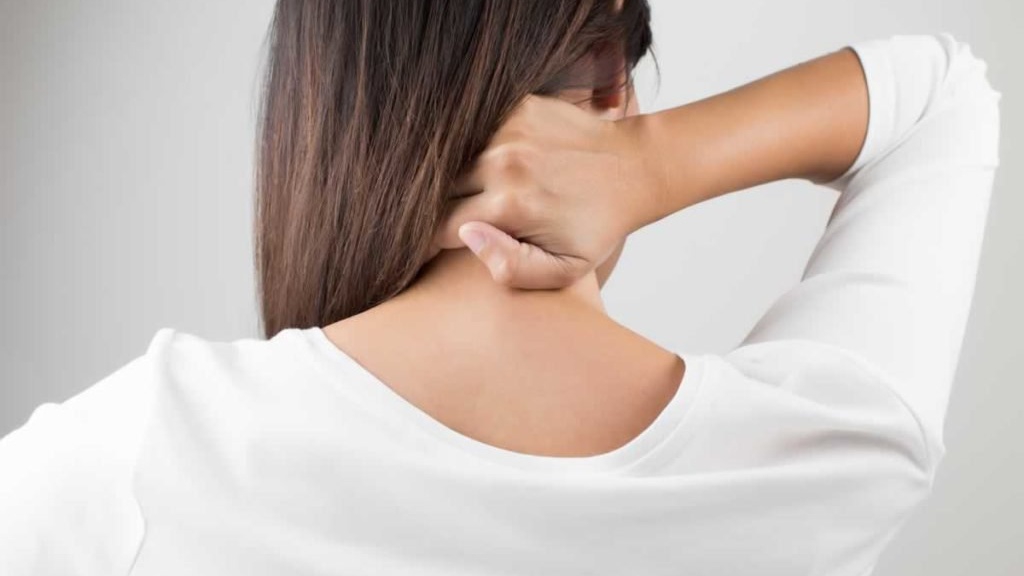Có những loại mỹ phẩm nào khuyến cáo tránh sử dụng khi có mụn ở cổ gáy?
