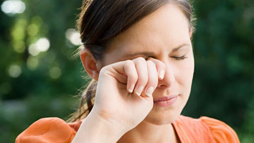 Những nguyên nhân gây nhức mắt khi liếc là gì?
