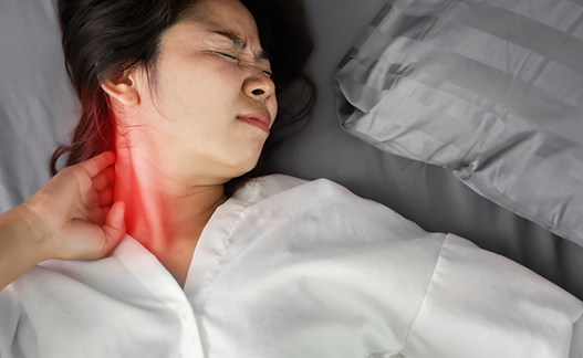 Tư thế ngủ không thích hợp có thể gây đau cổ không quay được như thế nào?
