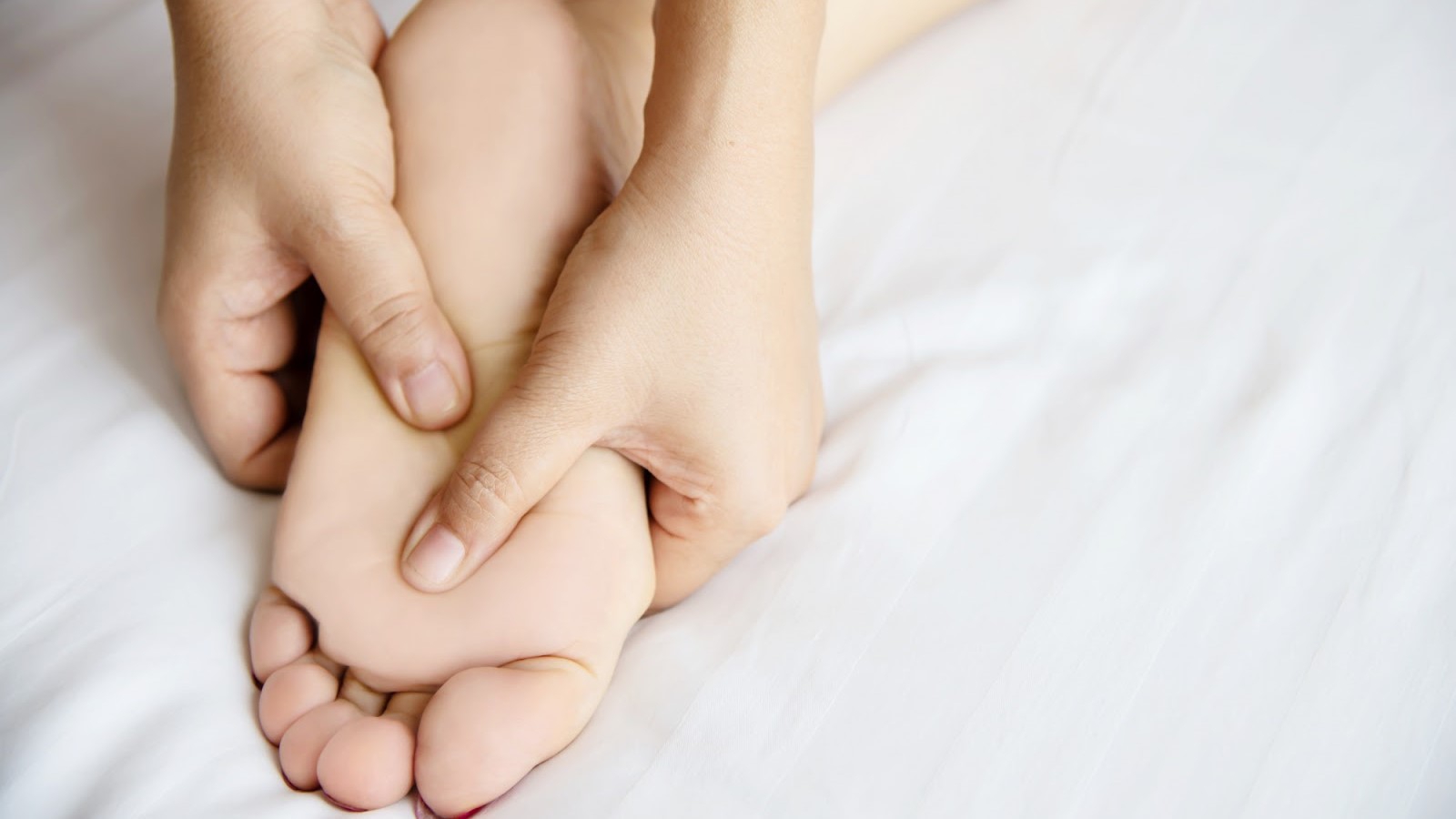 Nguyên nhân gây đau bàn chân khi ngủ dậy là gì?

