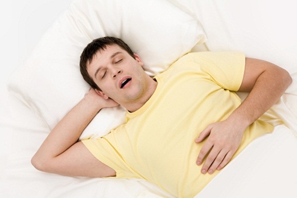 Cơ chế gây ra triệu chứng khó thở khi nằm ngửa là gì?
