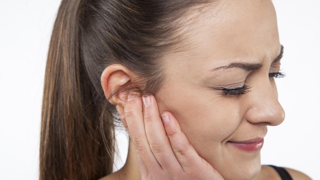 Làm thế nào để chăm sóc vệ sinh tai hiệu quả để tránh mọc mụn?
