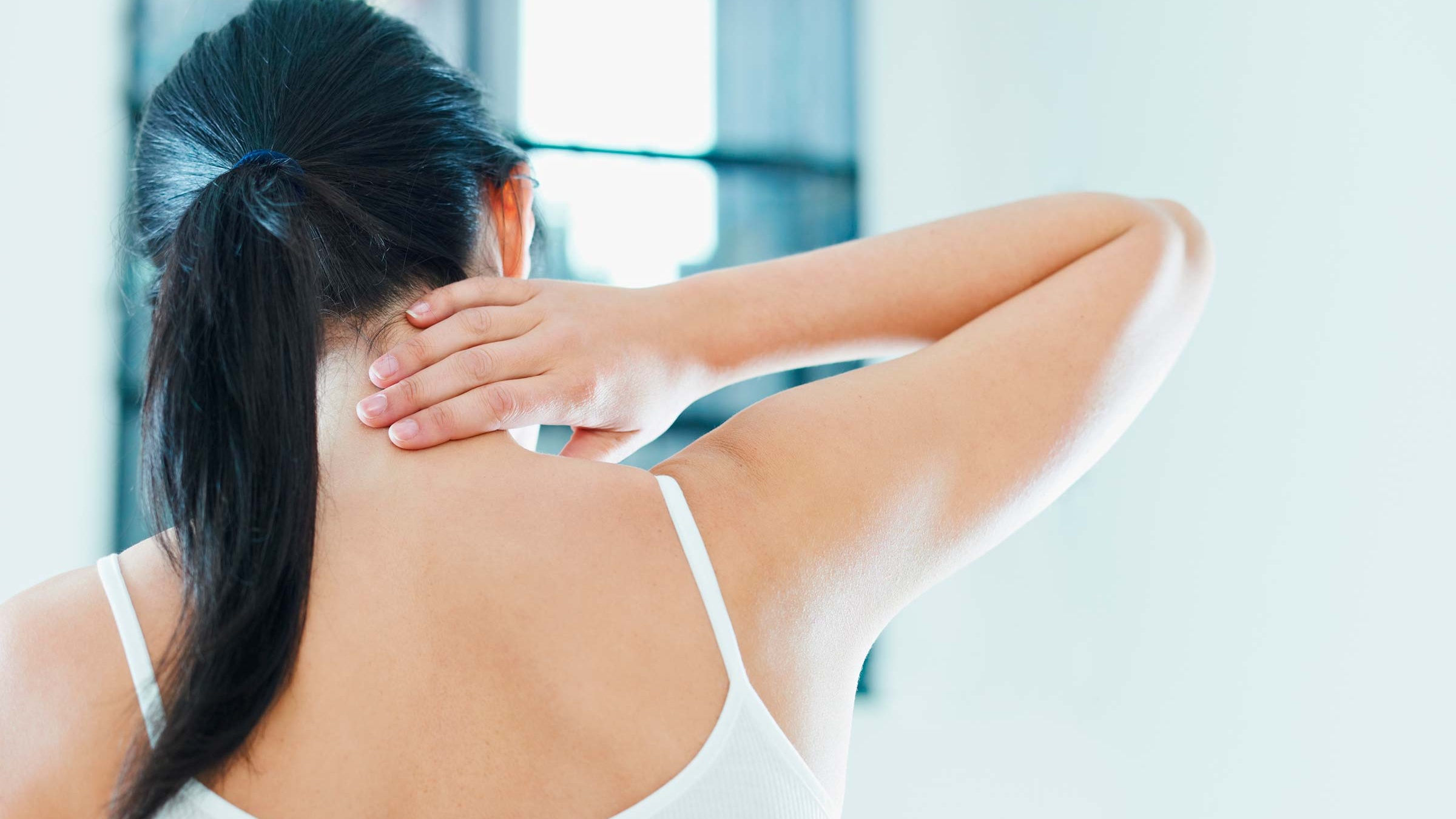 Vì sao việc nghỉ ngơi có thể giúp giảm đau cổ vai gáy sau khi ngủ dậy?
