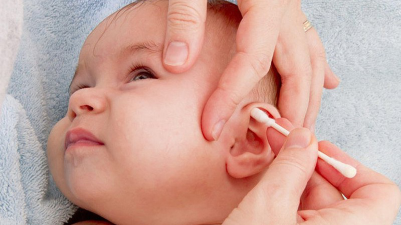 Những thông tin cần biết và lưu ý khi chăm sóc và vệ sinh tai trẻ để phòng ngừa viêm ống tai ngoài?