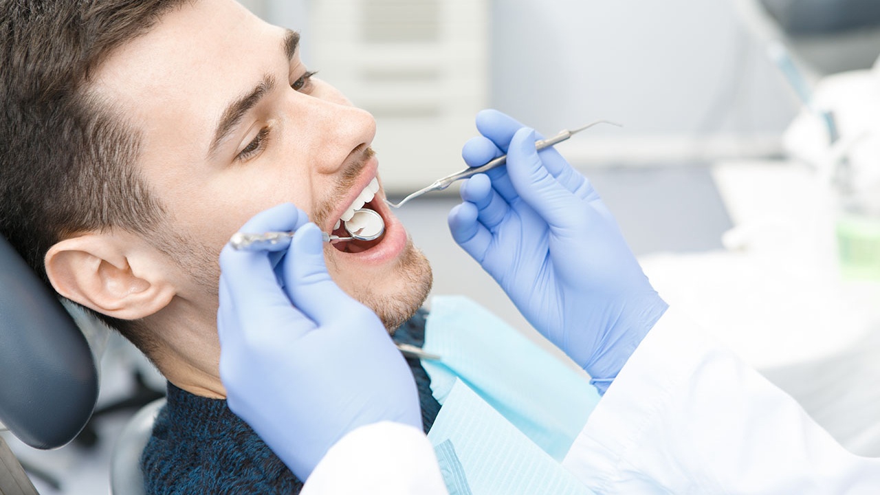 Bác sĩ sẽ thăm khám như thế nào trước khi quyết định nhổ răng khôn?
