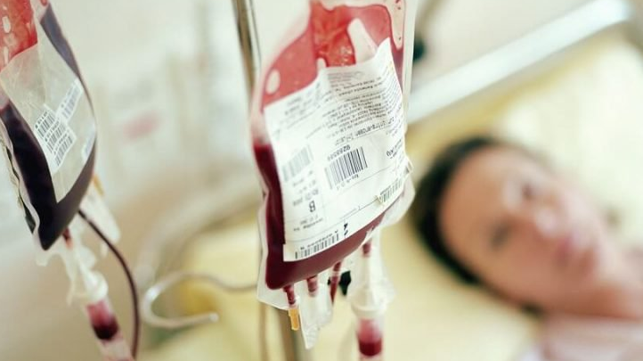 Ai có thể truyền máu cho người mang nhóm máu A?
