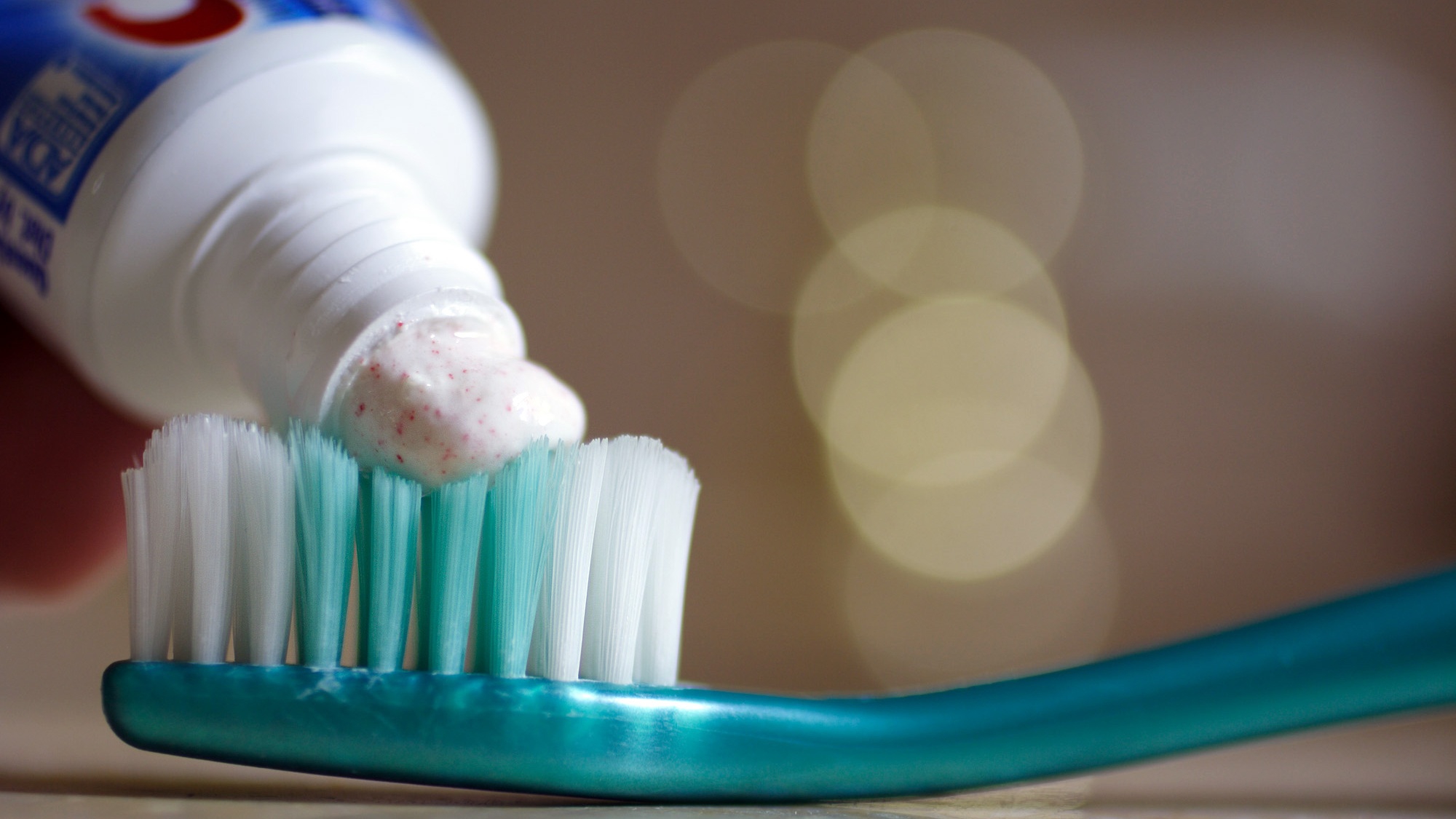 Tại sao kem đánh răng giả có thể gây ảnh hưởng tiêu cực đến sức khỏe răng miệng?

