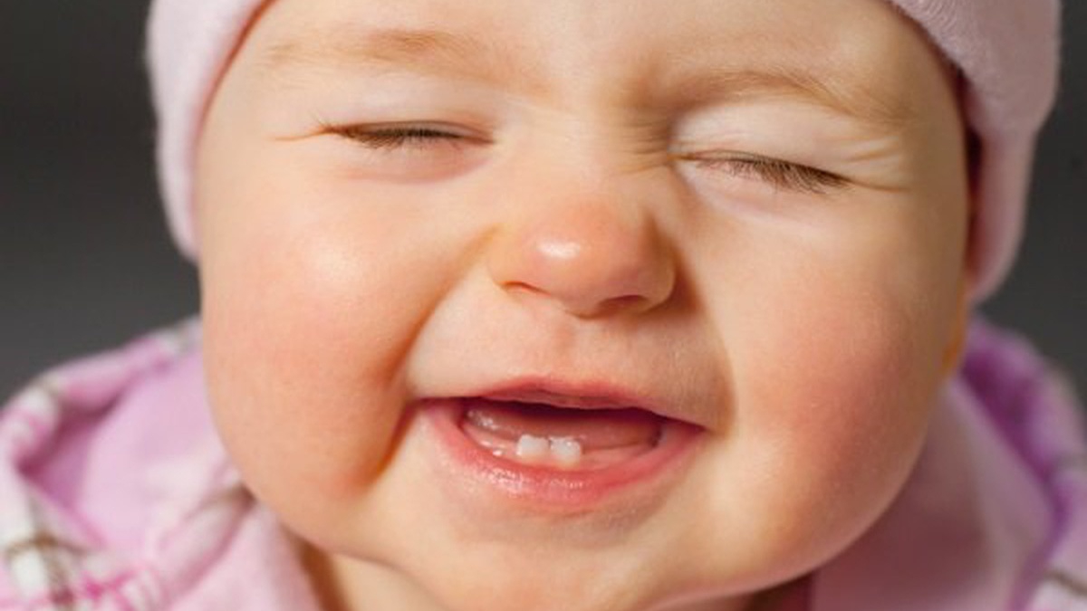Răng cửa giữa của trẻ thường mọc đầu tiên