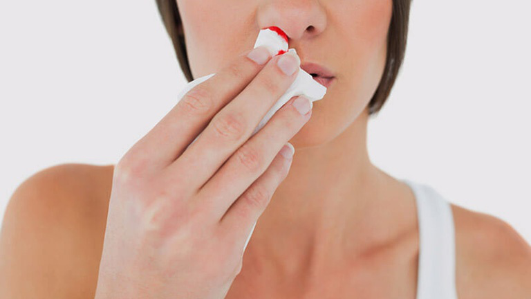 Liệu tình trạng hắt xì chảy máu mũi có liên quan đến việc sử dụng thuốc hoặc chất kích thích?
