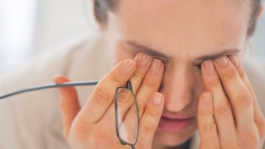 Khi nào cần cấp cứu hoặc tìm kiếm sự chăm sóc y tế khẩn cấp nếu bị đau hốc mắt bên trái?