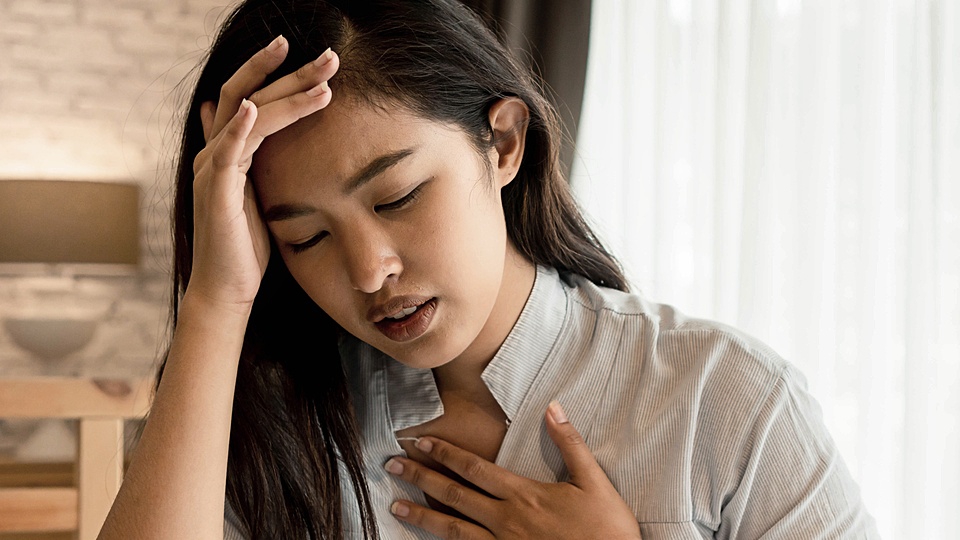 Các điều kiện sức khỏe nào có thể dẫn đến tình trạng hụt hơi khó thở?
