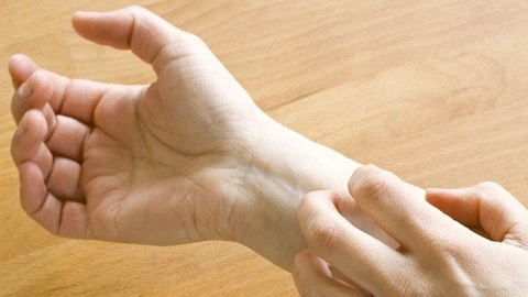 Các biện pháp chăm sóc da tay để giảm nguy cơ mụn nước xuất hiện là gì?
