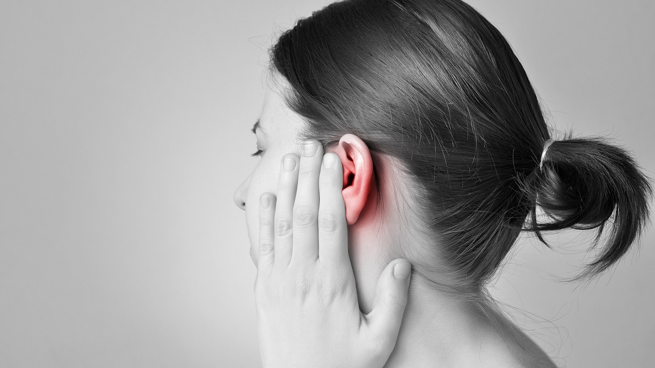 Có cách nào để giảm sưng đau và xử lý nổi mụn nước ở vành tai?
