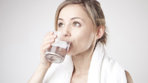Tác dụng của uống nước muối sinh lý và cách điều trị