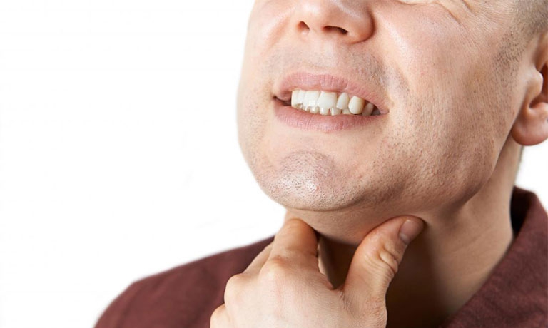 Cần kiểm tra những yếu tố nào để xác định nguyên nhân gây đau cổ khi nuốt nước bọt?
