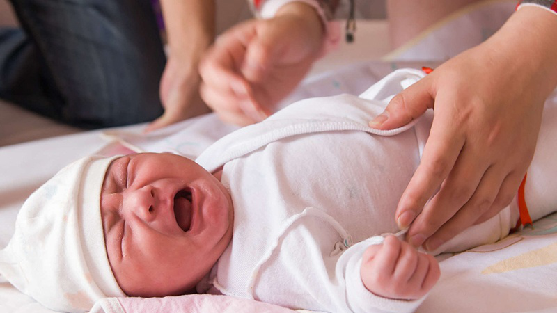 Phản xạ giật mình ở trẻ sơ sinh có đáng lo ngại hay không?