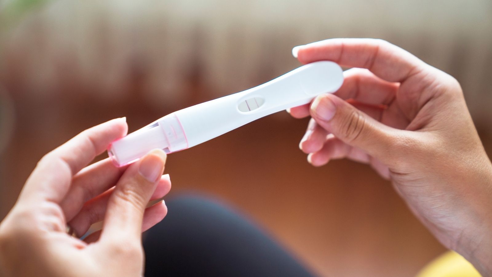 Những lưu ý quan trọng nào cần biết khi sử dụng que thử thai để kiểm tra có thai sau khi rụng trứng?
