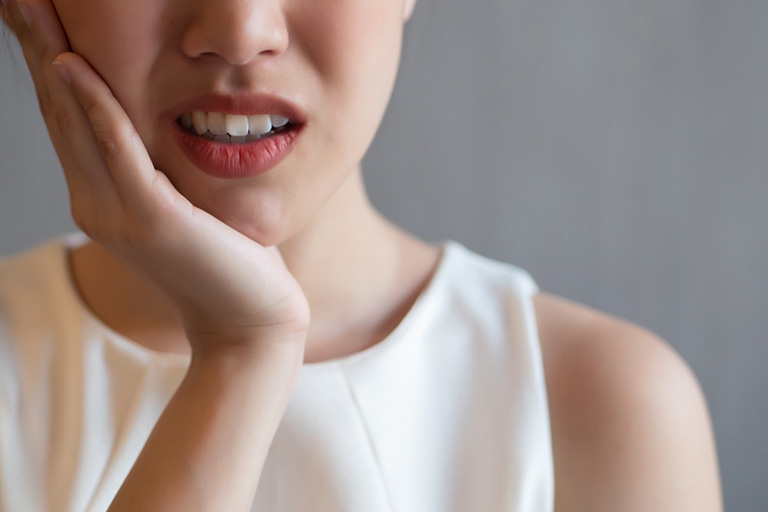 Răng ê buốt kéo dài có thể khiến răng trở nên nhạy cảm, vì sao?

