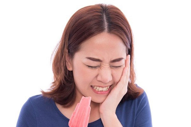 Răng ê buốt khi ăn lạnh nguyên nhân do đâu? Khắc phục như thế nào?