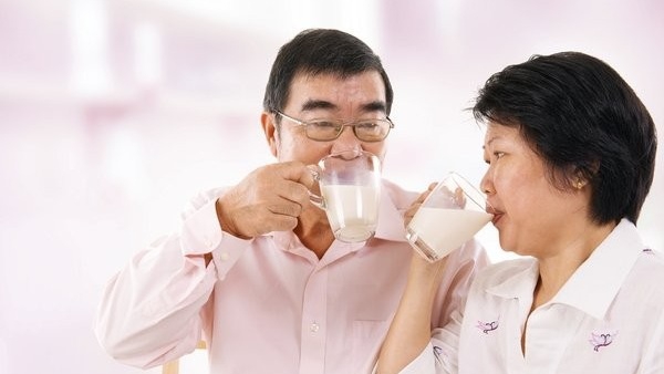 Dùng sữa uống chắc xương có thể giúp người trung niên ngừng mất xương?

