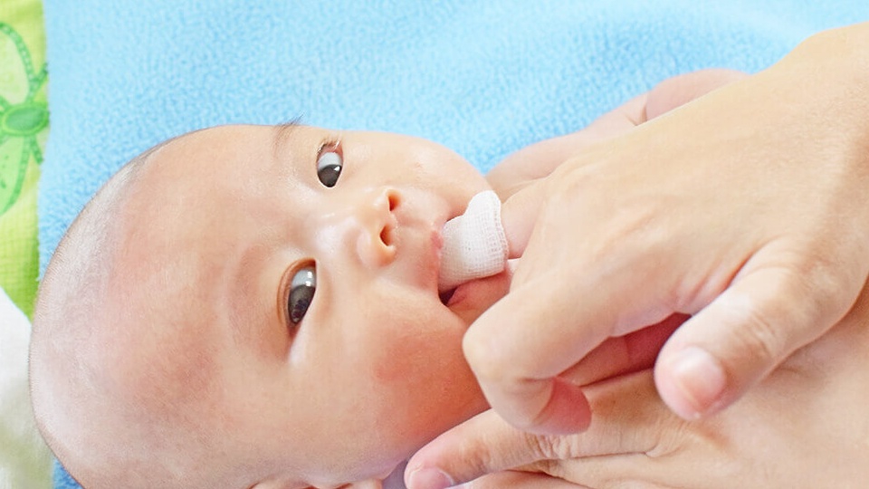 Nước muối sinh lý loại nào là phù hợp để rơ lưỡi cho bé?
