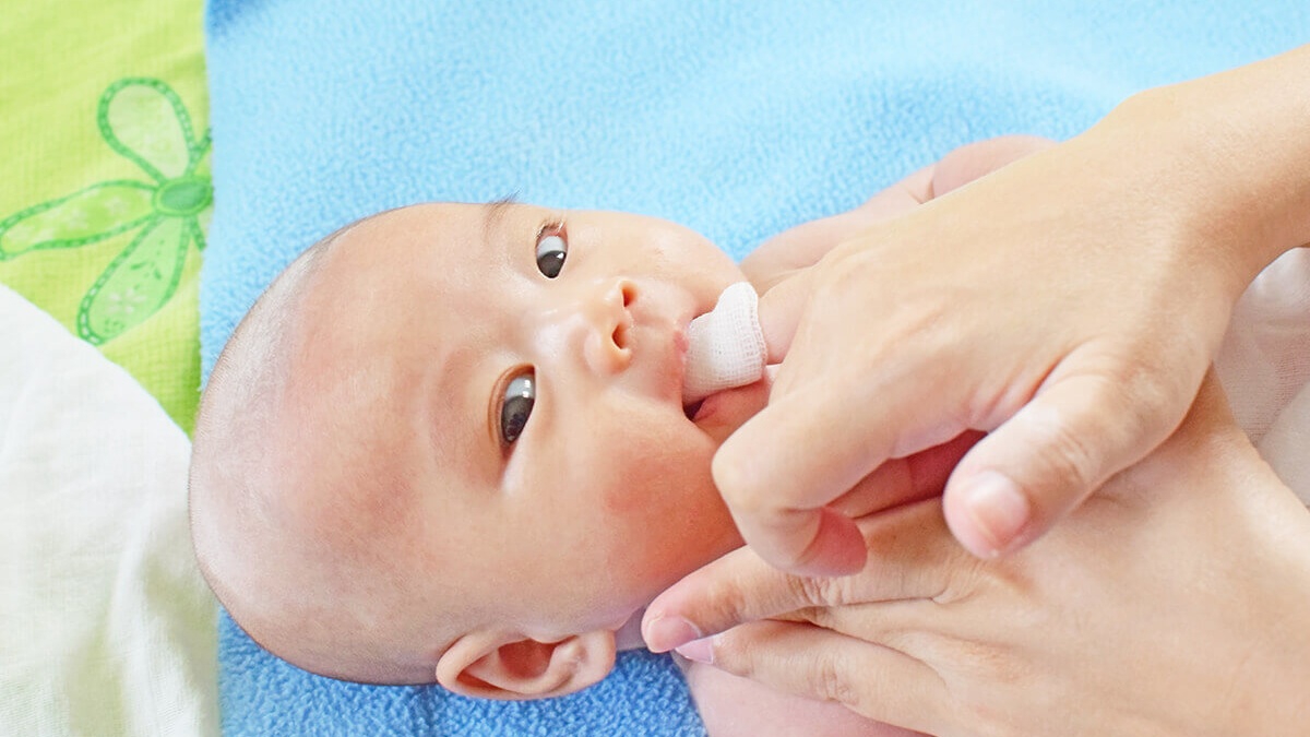 Nước muối sinh lý rơ lưỡi cho trẻ sơ sinh tốt như thế nào?