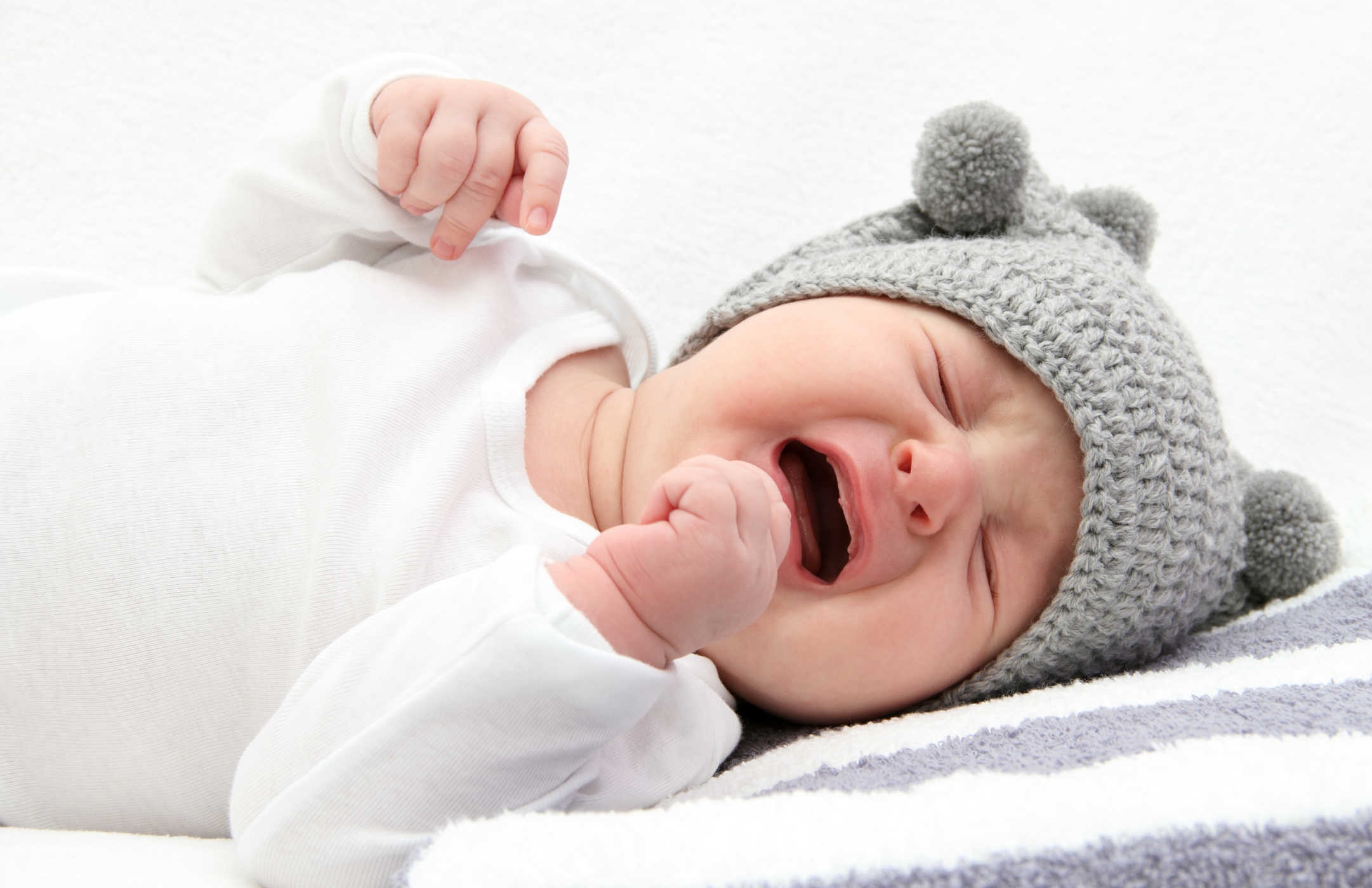 What are the signs of a child\'s gums cracking when teething?