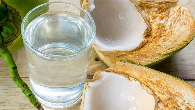 Uống nước dừa sau khi xăm môi có thực sự hữu ích không? 
