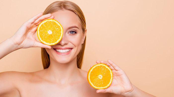 Khi sử dụng vitamin C nên dùng trên nền da khô hay ẩm? 2