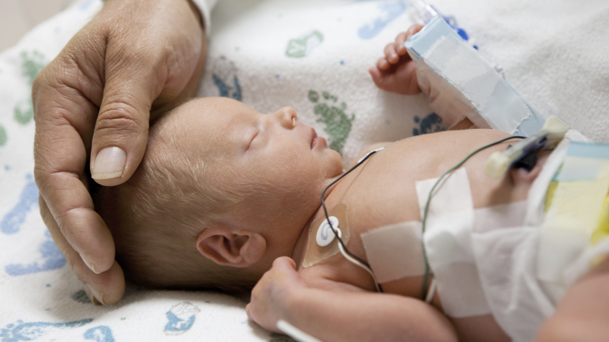 Tại sao sinh non 8 tháng có thể gây nguy hiểm cho bé và mẹ bầu?
